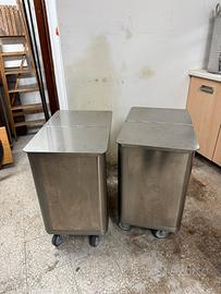 Tramogge per contenere farina in cucina