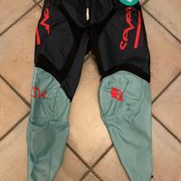 Pantaloni e maglietta SEVEN