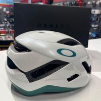 Casco Oakley ARO5