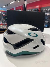 Casco Oakley ARO5