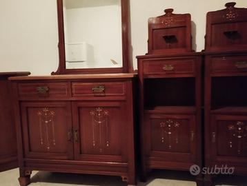 Mobili in legno antico con top in marmo