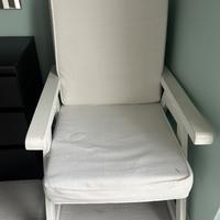 Poltrona bianca con cuscini