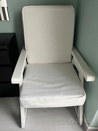 Poltrona bianca con cuscini