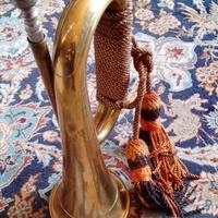 vecchia tromba militare in ottone con nappine