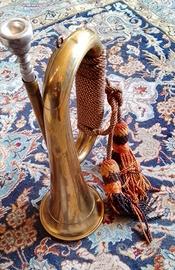vecchia tromba militare in ottone con nappine