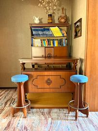 Angolo bar in legno massello con bancone e sgabell