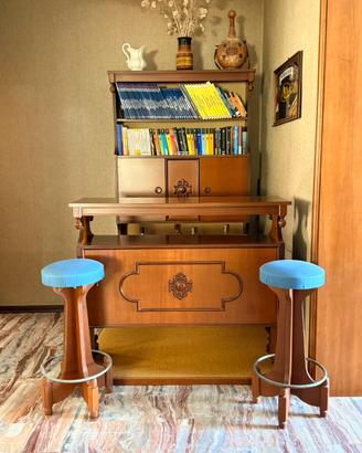 Angolo bar in legno massello con bancone e sgabell