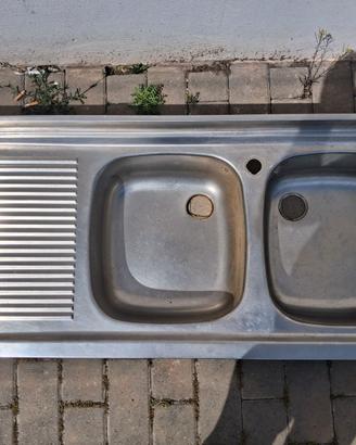 Lavabo in acciaio
