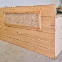 Bancone in legno con lavandino ed inserto in fieno