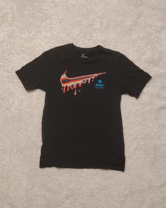Nike T-Shirt Nera con Swoosh – Streetwear Taglia S