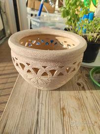 Vaso in Ceramica Grezza con Intagli e Fiori