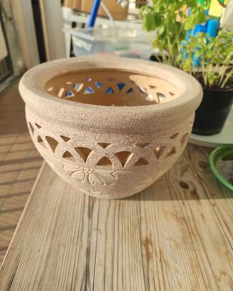 Vaso in Ceramica Grezza con Intagli e Fiori