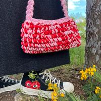 Pochette a uncinetto rossa e rosa con manico