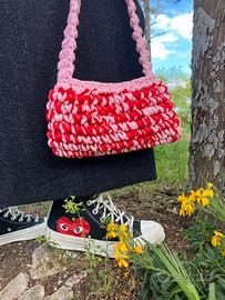 Pochette a uncinetto rossa e rosa con manico