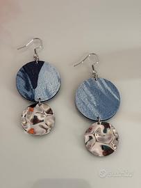 Orecchini realizzati a mano.