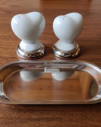 Set sale e pepe ceramica bianca con vassoio