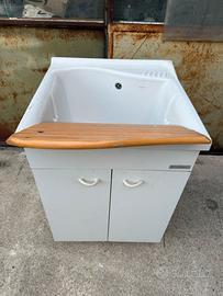 Mobiletto con lavandino in ceramica e specchio