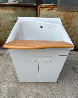 Mobiletto con lavandino in ceramica e specchio
