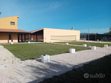 Azienda agricola con villia, capannone e serre