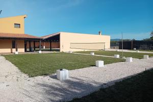 Azienda agricola con villia, capannone e serre