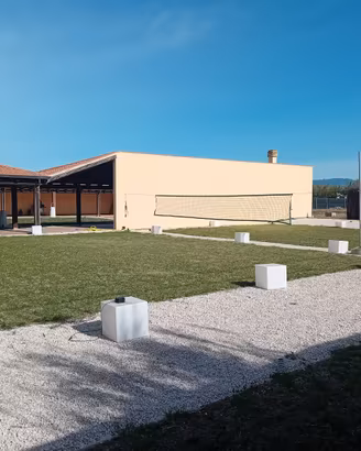 Azienda agricola con villia, capannone e serre