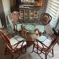 Tavolo in vetro con anfora