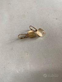 orecchini in acciaio dorato vetro bianco