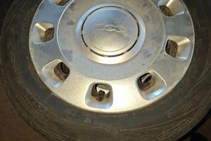 Gomme e cerchi in ferro con borchie Fiat 500