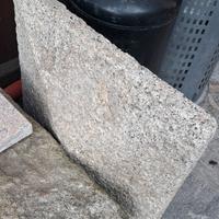 2 capitelli piramidali in pietra granitica 66×66