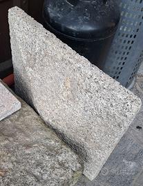 2 capitelli piramidali in pietra granitica 66×66