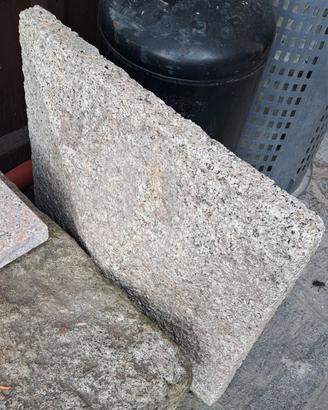 2 capitelli piramidali in pietra granitica 66×66