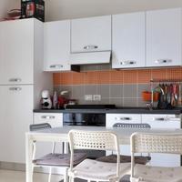 Cucina con elettrodomestici