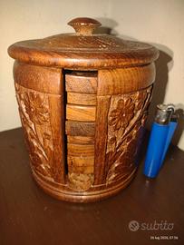 Sottobicchiere in legno decorato.