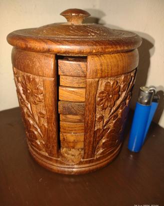 Sottobicchiere in legno decorato.