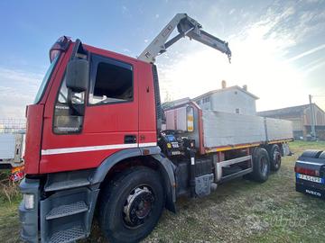 Iveco EuroTech 190E30 con gru