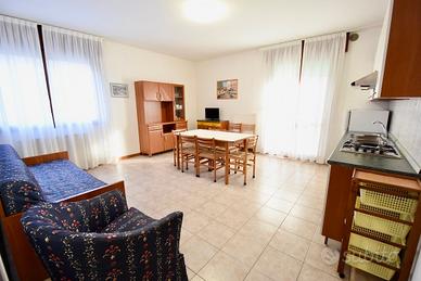 Trilocale con ampia terrazza, 120 m dal mare