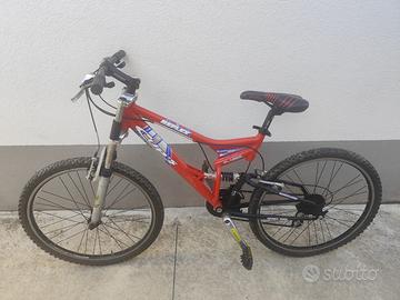 bicicletta con ammortizzatori anteriori..