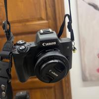 CANON M50 + 2 OBBIETTIVI + CAVALLETTO + BORSE