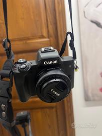 CANON M50 + 2 OBBIETTIVI + CAVALLETTO + BORSE
