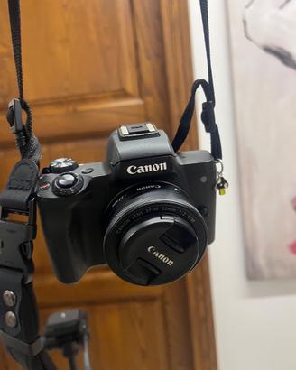 CANON M50 + 2 OBBIETTIVI + CAVALLETTO + BORSE