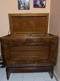 Radio antica con giradischi
