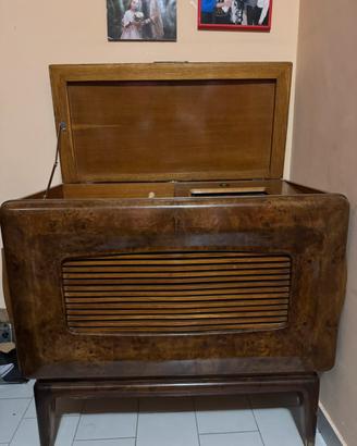 Radio antica con giradischi