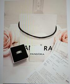 Anello Pandora a fascia e logo