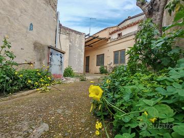Campidanese da ristrutturare con cortile