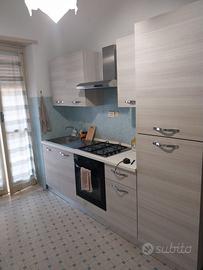 Cucina con elettrodomestici Color legno chiaro