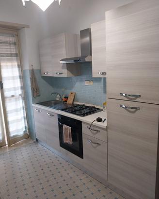 Cucina con elettrodomestici Color legno chiaro