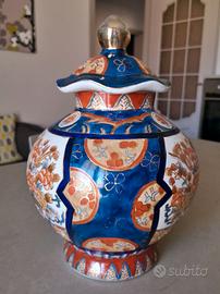 Vaso con coperchio in porcellana stile Imari