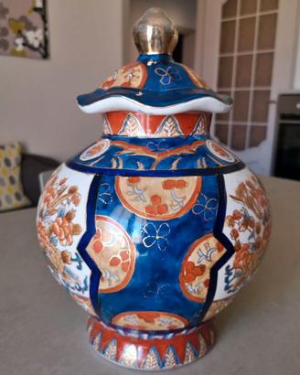Vaso con coperchio in porcellana stile Imari