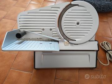 Affettatrice elettrica con lama diametro 25 Cm