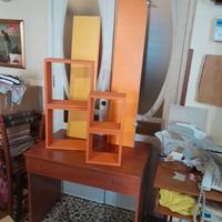 Nr. 7 arredi colorati:scrivania+mensole(tot. € 45)